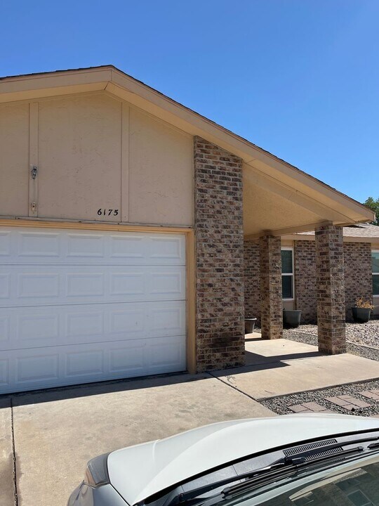 6175 Roadrunner Loop NE in Rio Rancho, NM - Building Photo