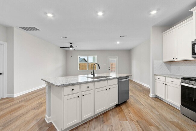 1022 Whispering Winds Dr in Beasley, TX - Building Photo - Building Photo