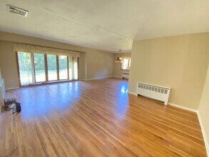 23 Hardwick Dr in Huntington Station, NY - Foto de edificio - Building Photo