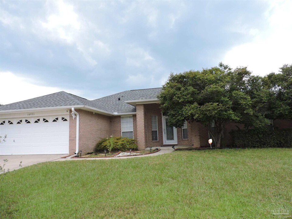 10931 Country Ostrich Dr in Pensacola, FL - Building Photo