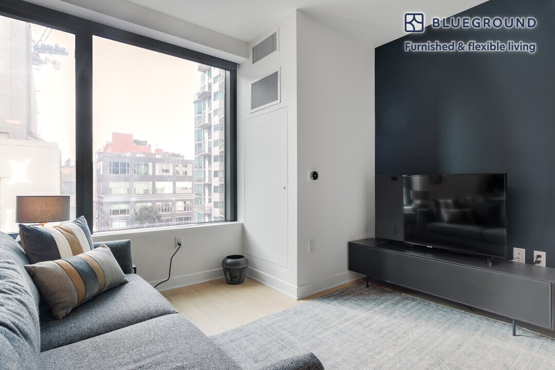 340 Fremont St in San Francisco, CA - Building Photo