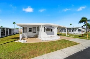 10913 Liberty Dr in Port Richey, FL - Building Photo