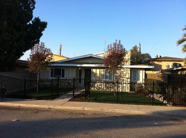 712 Knotts St in Bakersfield, CA - Building Photo