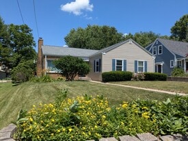 2416 Burrmont Rd in Rockford, IL - Building Photo