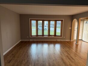 585 Leahy Cir in Des Plaines, IL - Building Photo - Building Photo