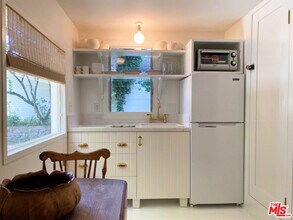 1602 Courtney Ave in Los Angeles, CA - Building Photo - Building Photo