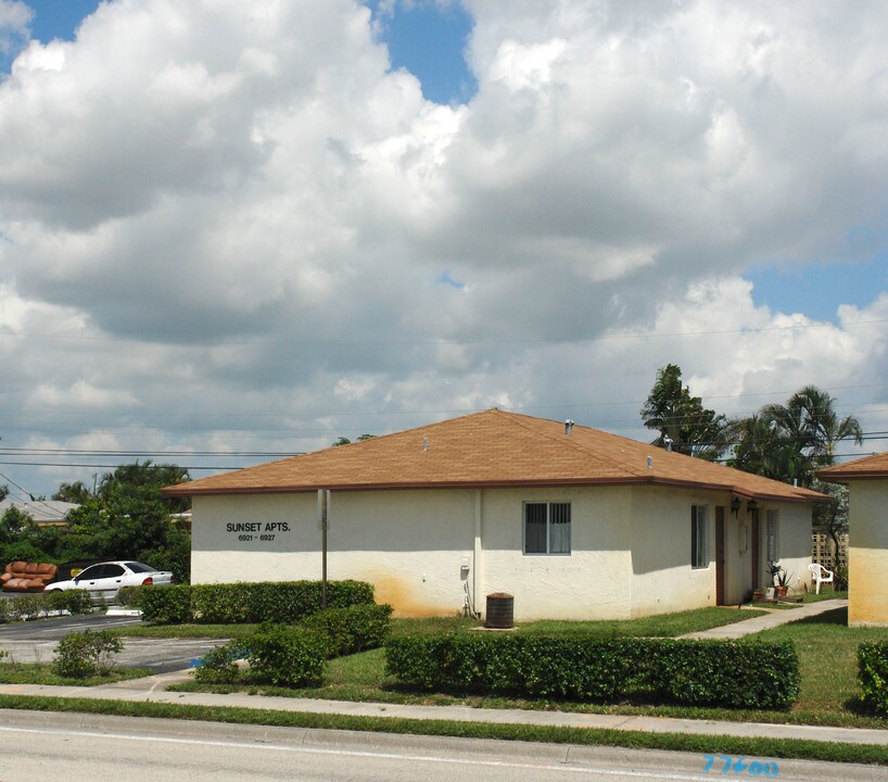 Sunset Apartments in Pembroke Pines, FL - Foto de edificio