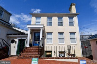 2 E Federal St in Middleburg, VA - Building Photo