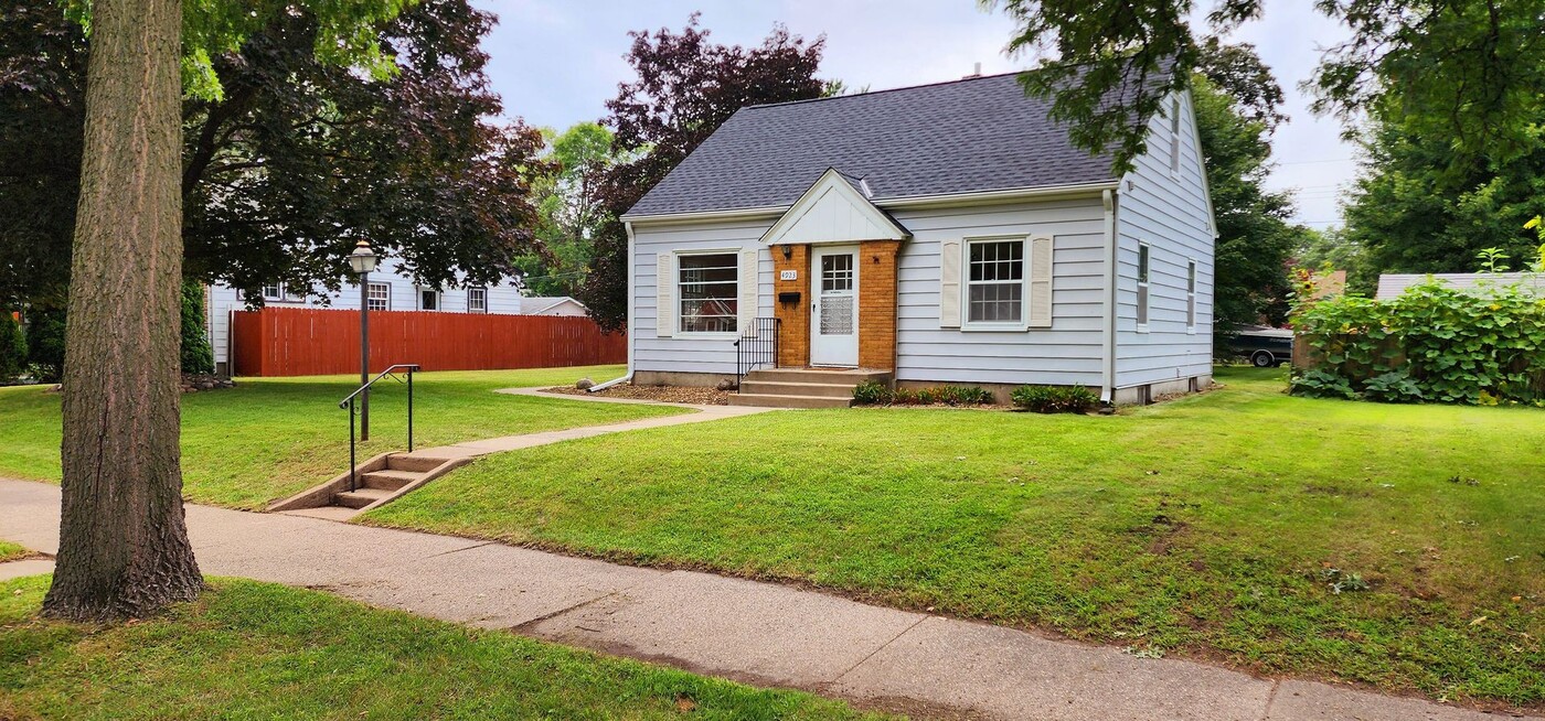 4923 N Thomas Ave in Minneapolis, MN - Foto de edificio