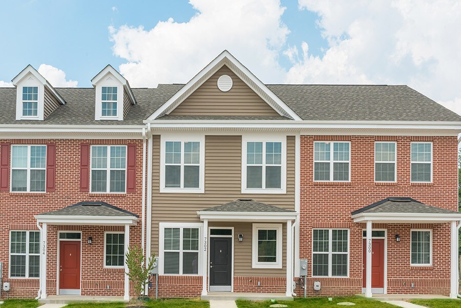 Towns at Woodfield in Windsor Mill, MD - Foto de edificio