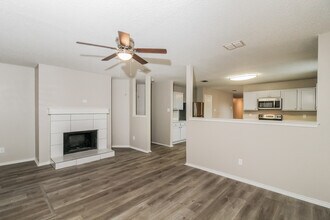 16516 Woodside Dr in Justin, TX - Foto de edificio - Building Photo