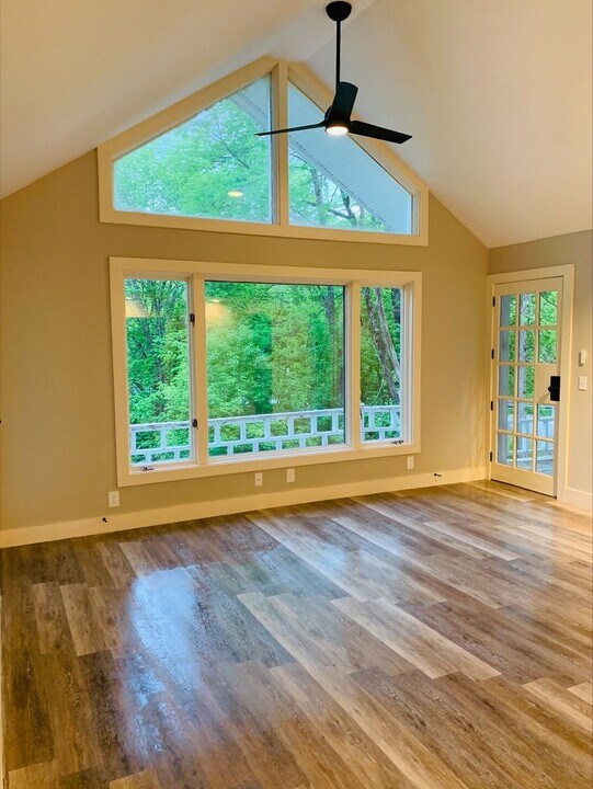 1398 Quechee-Hartland Rd in Hartford, VT - Building Photo