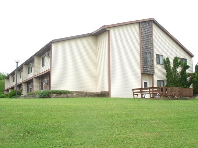 602 E Warren St in Luverne, MN - Building Photo - Building Photo