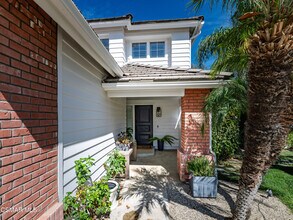 5235 Evanwood Ave in Oak Park, CA - Foto de edificio - Building Photo