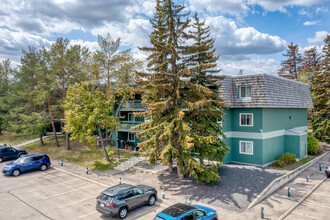 Southhampton Green Condominiums in Calgary, AB - Building Photo - Building Photo