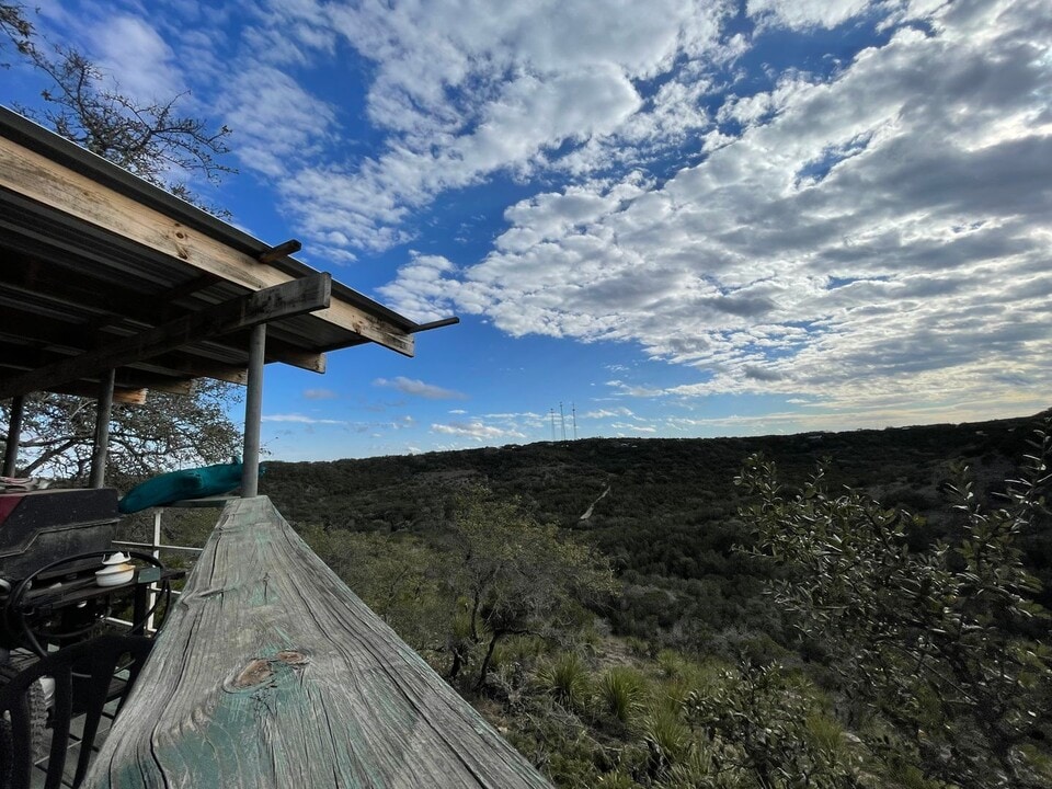 410 Osage Dr in Canyon Lake, TX - Foto de edificio