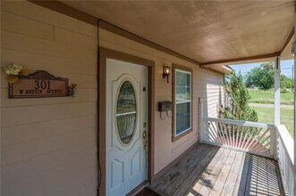 301 W Austin Ave in Cooper, TX - Foto de edificio - Building Photo