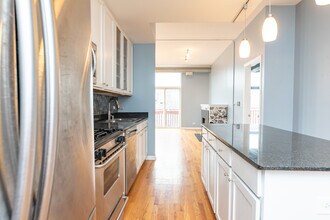 2356 N Elston Ct in Chicago, IL - Building Photo - Building Photo
