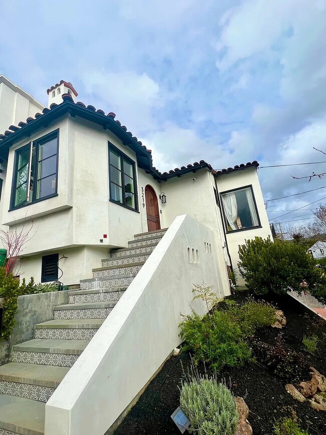 3219 Kingsland Ave in Oakland, CA - Foto de edificio - Building Photo