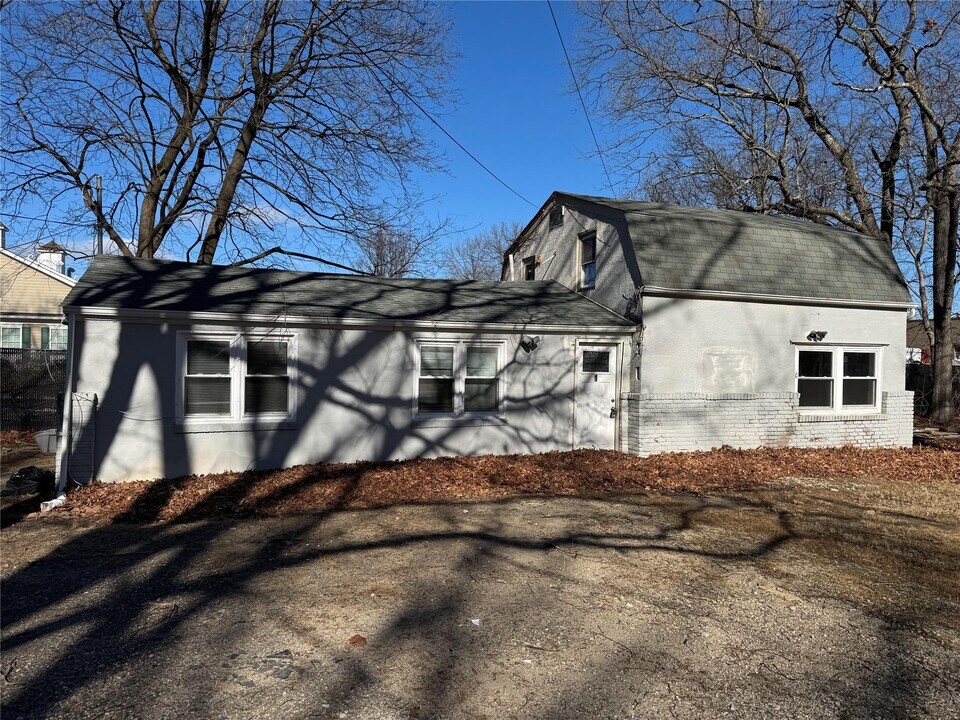 35 Neslo Dr in Nesconset, NY - Building Photo
