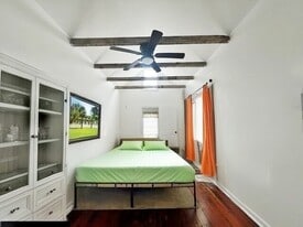 201 Spring St in Charleston, SC - Building Photo