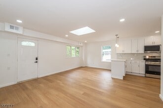 73 Clinton Pl in Hackensack, NJ - Building Photo - Building Photo