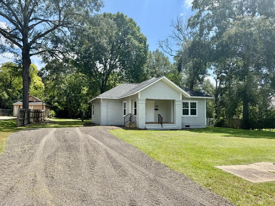 121 W Kerr Ave in Lufkin, TX - Building Photo