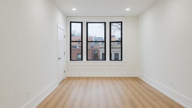 944 N Damen Ave, Unit 2F in Chicago, IL - Foto de edificio - Building Photo