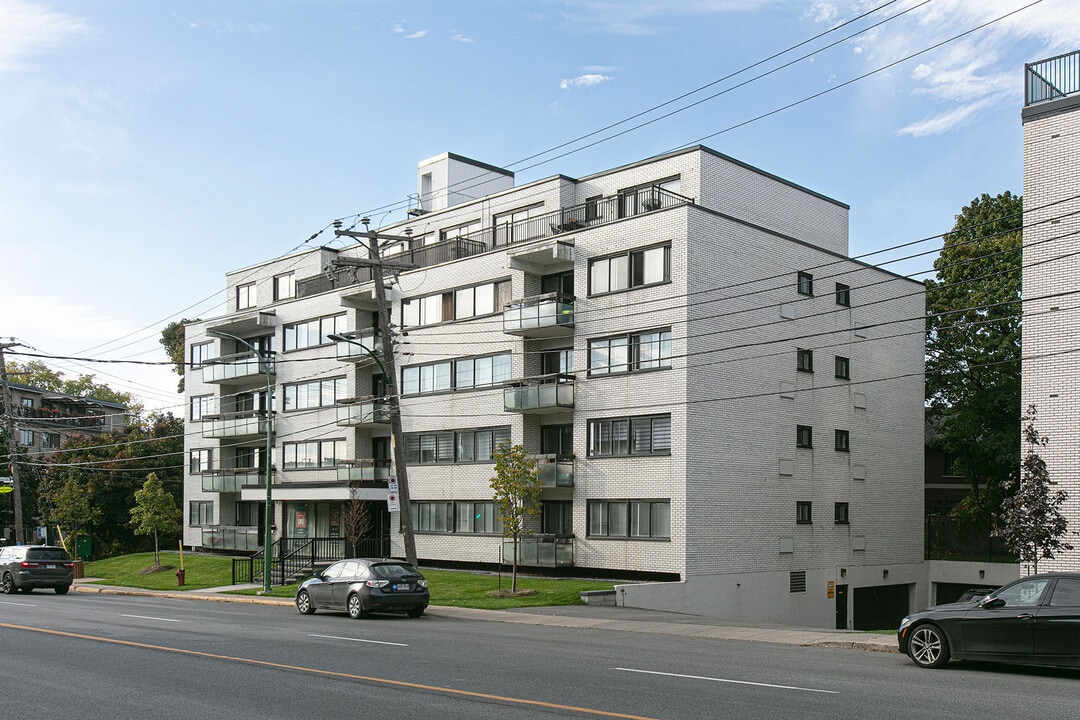 5745 De La Côte-Saint-Luc Ch in Hampstead, QC - Building Photo