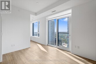 101 Roehampton Ave in Toronto, ON - Building Photo - Building Photo