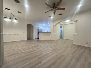 2682 Center Court Dr in Weston, FL - Building Photo - Building Photo