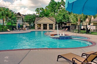 13600 Breton Ridge St in Houston, TX - Foto de edificio - Building Photo