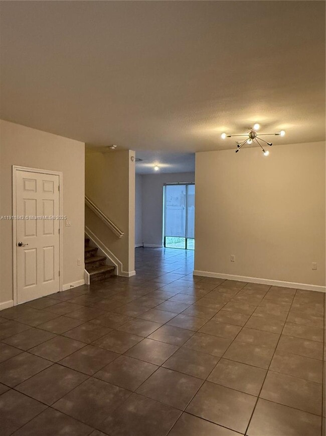 9345 W 34th Ct in Hialeah, FL - Foto de edificio - Building Photo