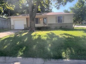 1815 Mercedes Rd in Denton, TX - Building Photo