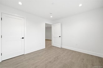 180 Deer Park Ave, Unit 303 in Babylon, NY - Building Photo - Building Photo