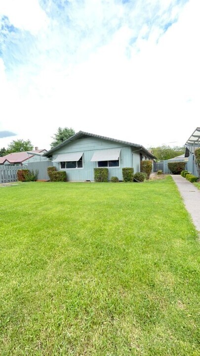 534-536 Mary St in Medford, OR - Building Photo