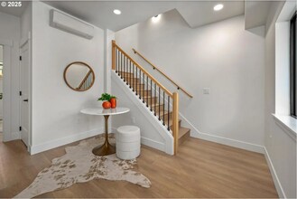 10729 NE Fremont St in Portland, OR - Building Photo - Building Photo