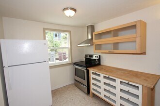 1037-1037 Warfield Ave in Oakland, CA - Building Photo - Building Photo