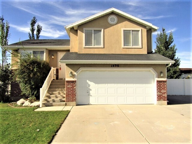 1496 N 2150 W in Clinton, UT - Building Photo