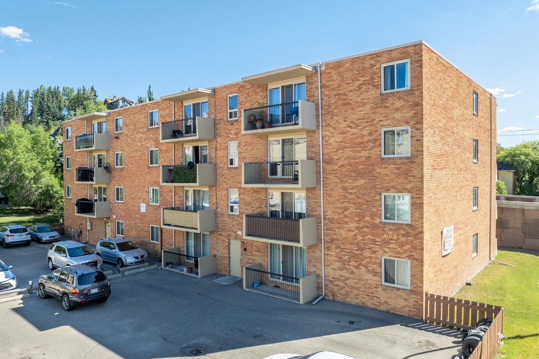 Sterling Manor in Calgary, AB - Building Photo