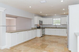 5520 Hayes St in Hollywood, FL - Building Photo - Building Photo