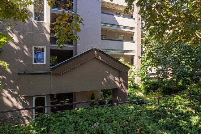 2611 Eastlake Ave E in Seattle, WA - Foto de edificio - Building Photo