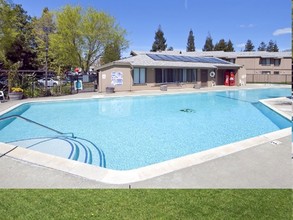 Almondwood Apartments in Davis, CA - Foto de edificio - Building Photo