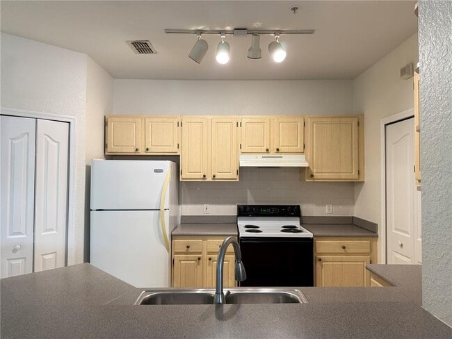 1100 Lake Shadow Cir in Maitland, FL - Building Photo - Building Photo