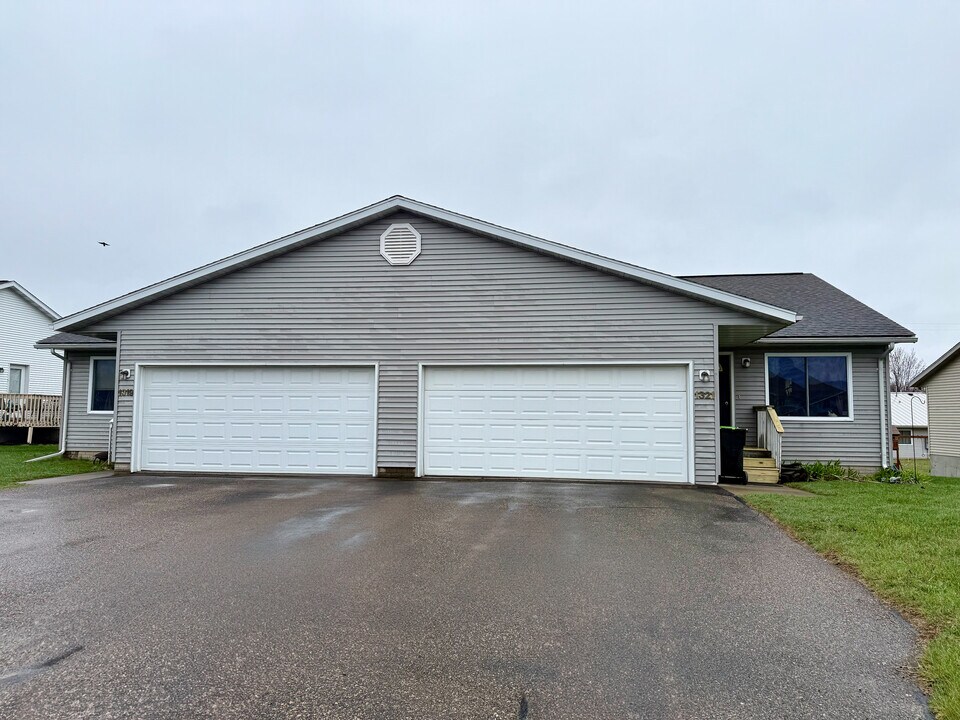 1319 Glenn Pl in Eau Claire, WI - Building Photo
