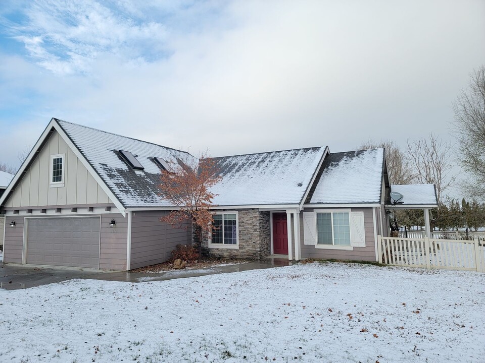 3674 Bing St in West Richland, WA - Building Photo