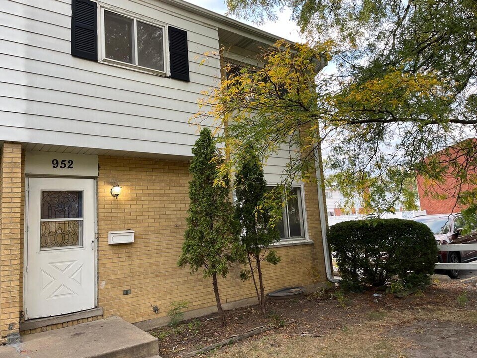 952 Virginia Ln in Elmhurst, IL - Building Photo