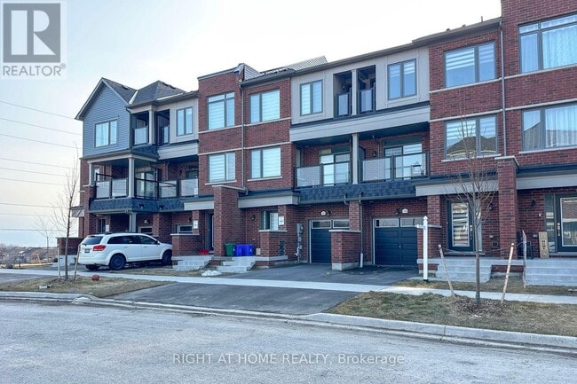 1104 Lockie Dr in Oshawa, ON - Building Photo - Building Photo