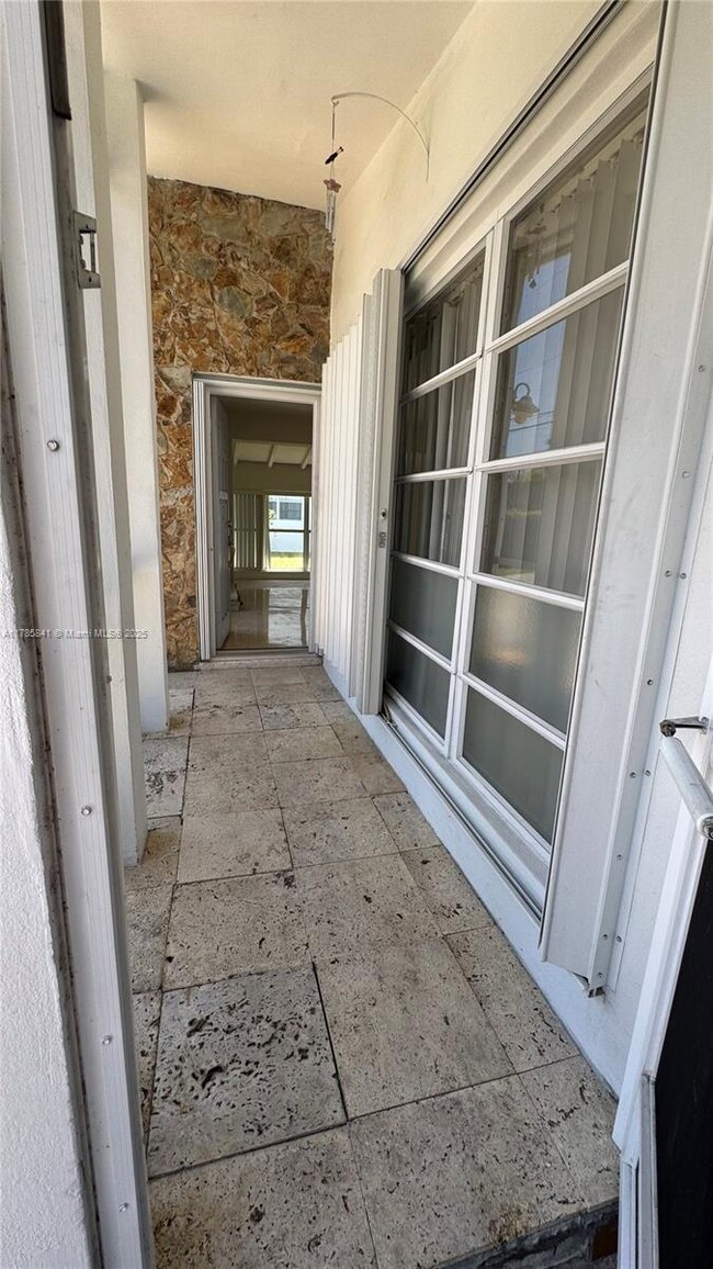 11600 NE 6th Ave in Biscayne Park, FL - Foto de edificio - Building Photo