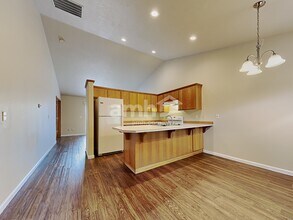 641 NW Meadows Dr in McMinnville, OR - Foto de edificio - Building Photo